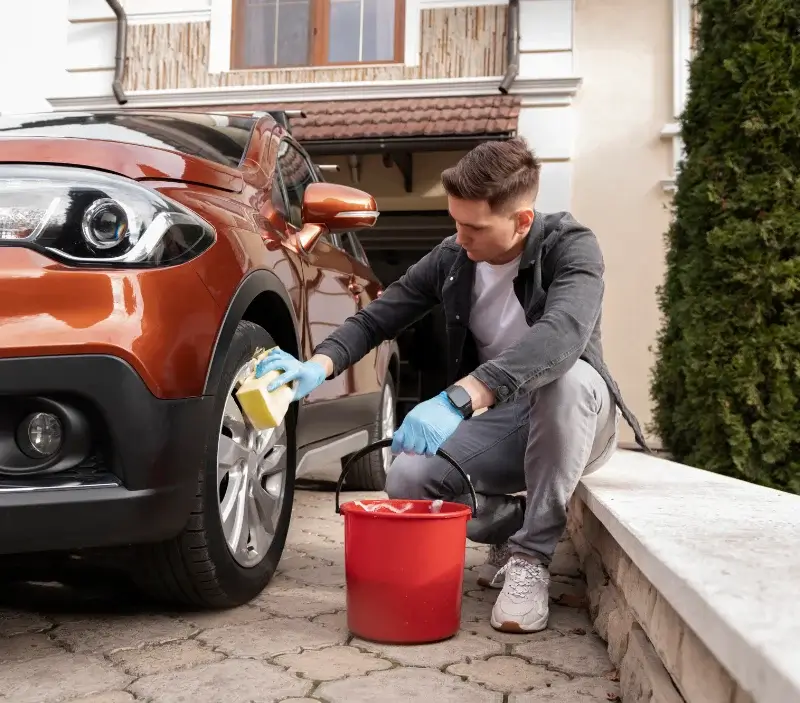 Lavage auto à domicile Ferrières-Haut-Clocher : professionnel intervenant sur un véhicule